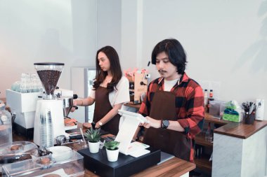 iki kahve dükkanı garson ve barista çalışan 