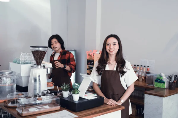 Asiático café proprietário sorrindo para câmera — Fotografia de Stock