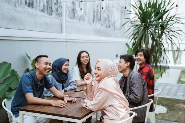 Grupp av vänner kontors möte tillsammans — Stockfoto