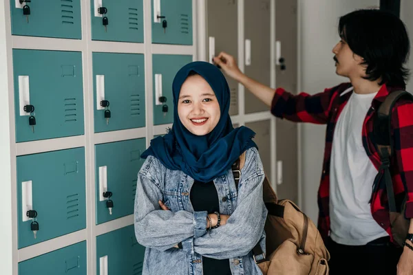 무슬림 아시아 학생 친구 에 탈의실 — 스톡 사진