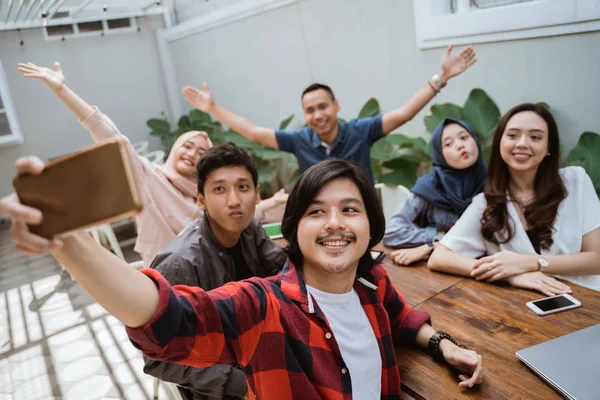 Kelompok teman kantor menikmati berkumpul dengan selfie — Stok Foto