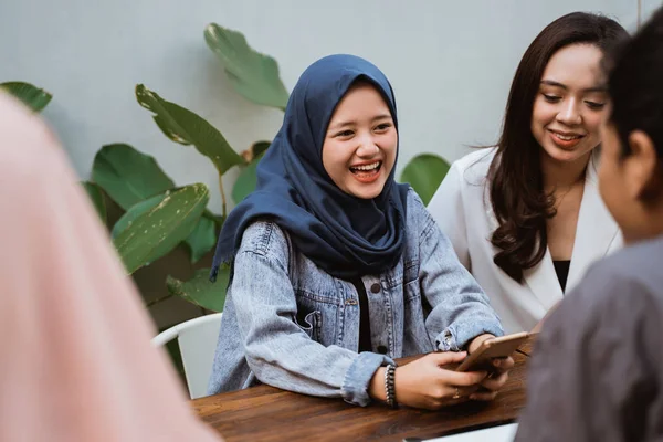 Arkadaş grubu ofis toplantısı — Stok fotoğraf