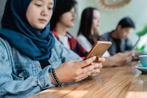 Collège étudiant asiatique avec ami dans café — Photo