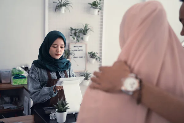 Moslim ober in Café teller — Stockfoto