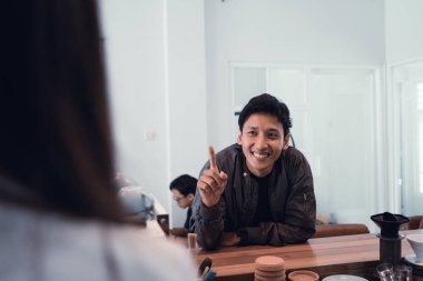 asian müşteri barista kahve sipariş