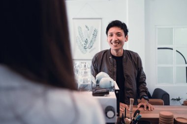 asian müşteri barista kahve sipariş