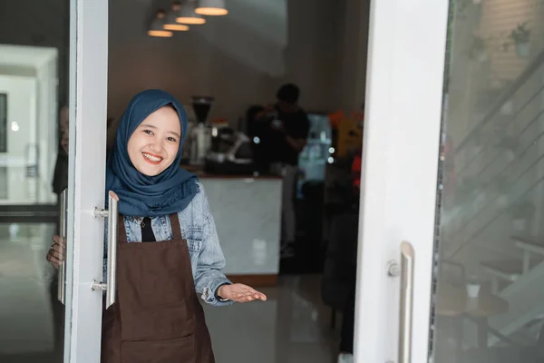 Przyjazny Asian piękny muzułmański kobieta powitanie gość do The Shop — Zdjęcie stockowe