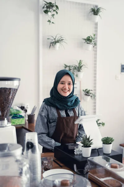 Garçom muçulmano no balcão de café — Fotografia de Stock