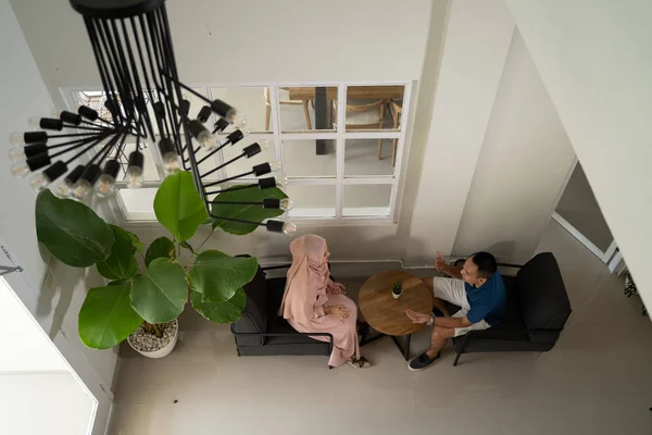 Par i caféet pratar. muslimska asiatiska folket — Stockfoto