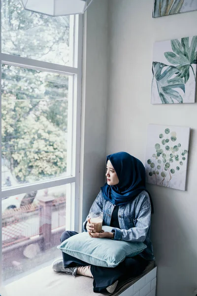 Asiatische muslimische Frau genießen entspanntes Sitzen auf der Couch — Stockfoto