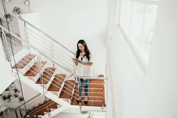 Upptagen asiatiska arbetare gå upp trappa — Stockfoto