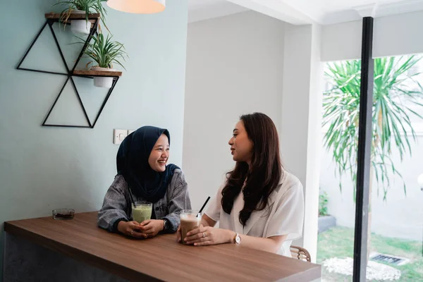 Aziatische moslim vrouw bestfriend samen in café — Stockfoto