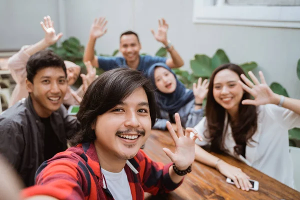 Gruppo di amici ufficio godere di raccolta con selfie — Foto Stock