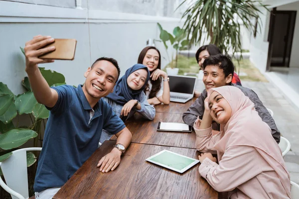 Groep vrienden Office geniet van het verzamelen met selfie — Stockfoto