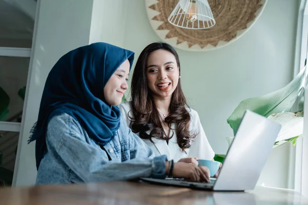 College student asiatiska med vän i kaféet — Stockfoto