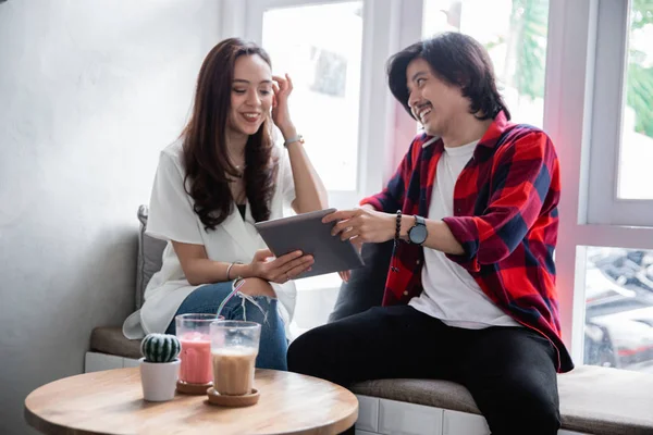 Asiático amigos desfrutar usando tablet e falando com parceiro — Fotografia de Stock