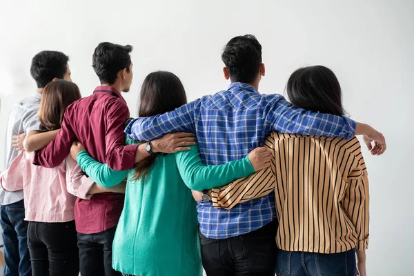 Kembali melihat teman memegang tangan dan memeluk satu sama lain — Stok Foto