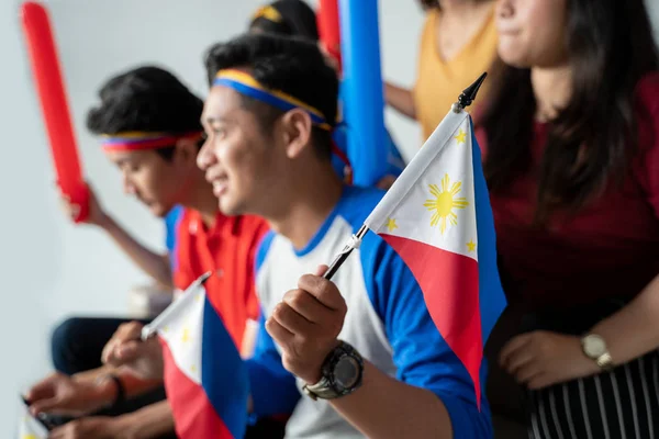 Mensen houden vlag van de Filipijnen viering van Onafhankelijkheidsdag — Stockfoto