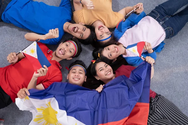 Opgewonden aziatische jonge supporter met Filippijnen vlag — Stockfoto
