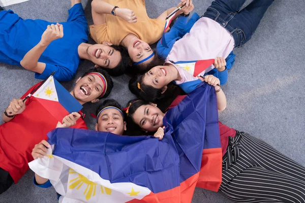 Gente con bandera filipina celebrando el día de la independencia — Foto de Stock