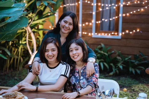 Asiatico bella femmina amico in cortile partito — Foto Stock