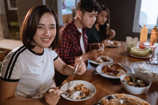 Schöne asiatische Frau lächelt in die Kamera beim Abendessen im Hinterhof — Stockfoto