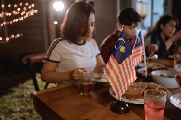 Peuple malais profiter fête de jardin célébrant la fête nationale de l'indépendance de la Malaisie — Photo