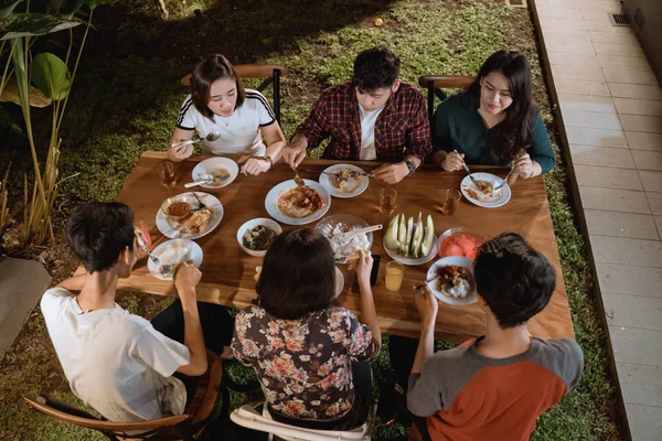 Азиатские люди ужин сад партии дома с другом — стоковое фото