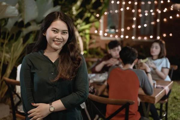 Attraente asiatico donna sorridente per fotocamera mentre avendo cena giardino partito — Foto Stock