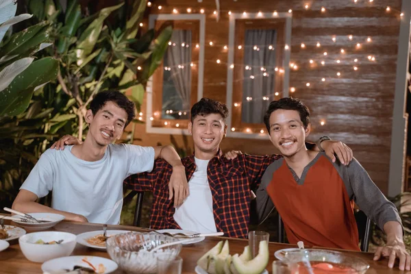 Tre giovani ragazzi migliore amico nella festa in giardino — Foto Stock