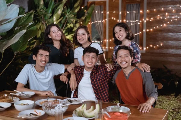 Asiático amigo ter jantar festa em conjunto com amigo — Fotografia de Stock