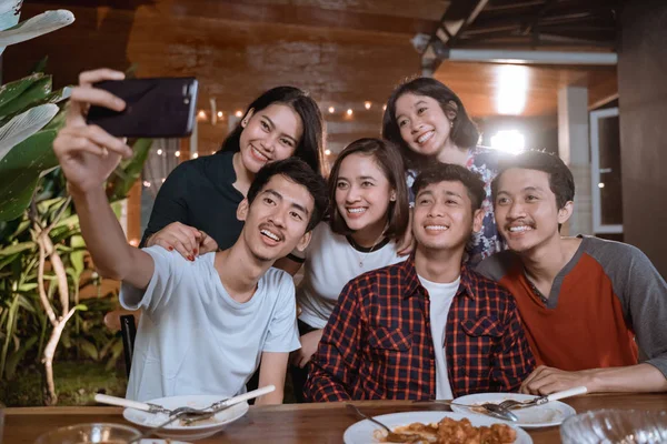 Asiático bestfriend grupo tomar selfie com smartphone enquanto tendo jardim festa — Fotografia de Stock