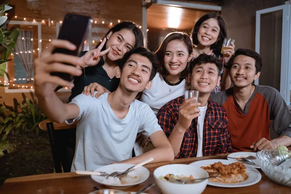 Asiático bestfriend grupo tomar selfie con smartphone mientras tener jardín fiesta — Foto de Stock