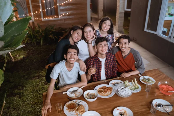 Asiático amigo ter jantar festa em conjunto com amigo — Fotografia de Stock