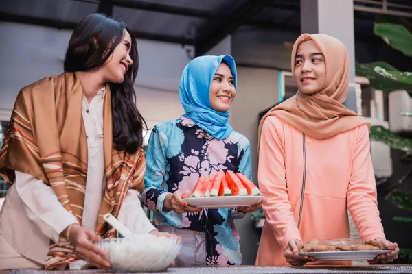 Young hijab woman prepare cuisine breaking fast to friends — Stock Photo, Image