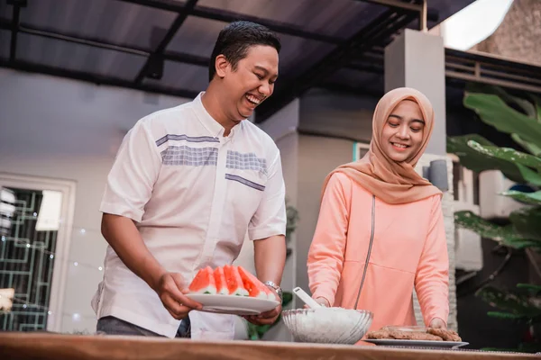 Wanita hijab muda dan pacar mempersiapkan masakan melanggar cepat untuk teman-teman — Stok Foto