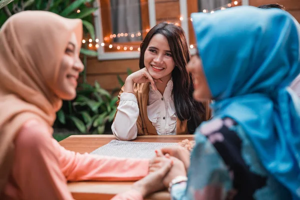 Teman-teman berkumpul menikmati makan iftar — Stok Foto