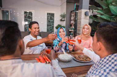 Birlikte iftar yemenin keyfini çıkarırken frienship mutluluğu