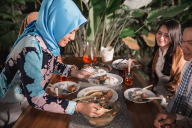 Birlikte iftar yemenin keyfini çıkarırken frienship mutluluğu