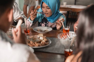 Birlikte iftar yemenin keyfini çıkarırken frienship mutluluğu