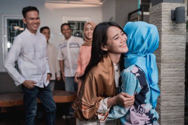 özür dileyerek birbirinizi selamlayın