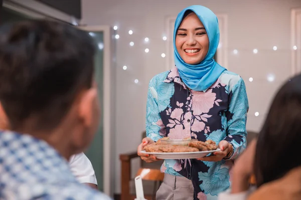 Teman-teman berkumpul menikmati makan iftar — Stok Foto