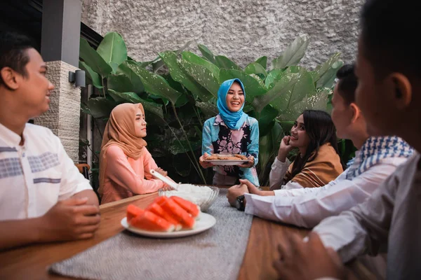 Felicidad de la amistad cuando disfrutan comiendo iftar juntos — Foto de Stock