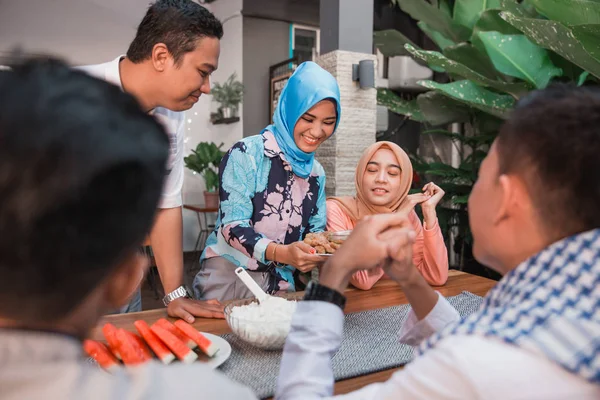 Teman-teman berkumpul menikmati makan iftar — Stok Foto