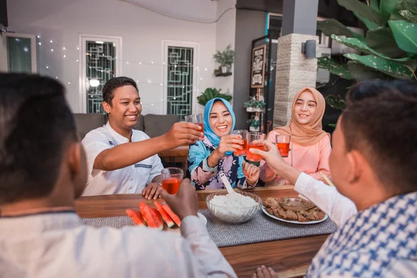 Felicidade de frienship quando gosta de comer iftar juntos — Fotografia de Stock