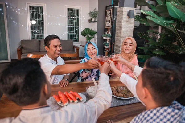 Teman-teman berkumpul menikmati makan iftar — Stok Foto