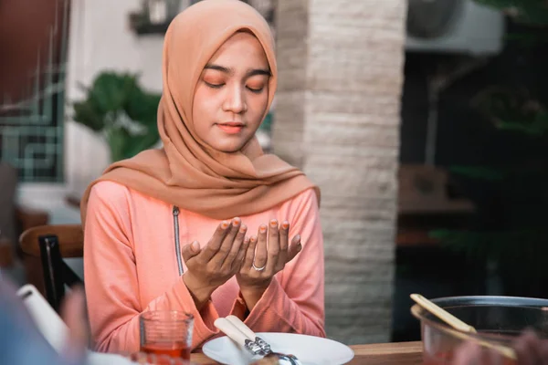Mulheres hijab rezam juntas antes das refeições — Fotografia de Stock