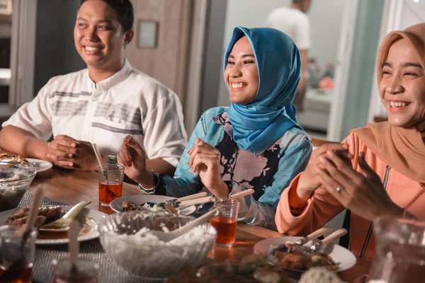 Onnellisuus ystävyys kun nauttia syöminen iftar yhdessä — kuvapankkivalokuva