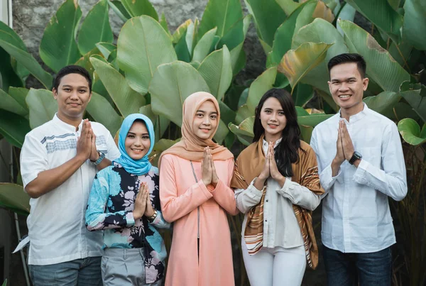 Amigos grupo sonrisa por gesto se disculpa cuando Eid — Foto de Stock