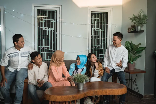 Persahabatan mengobrol ketika duduk di rumah — Stok Foto